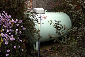Oberirdischer Flüssiggas-Tank 1,2 t in Weiß im Garten