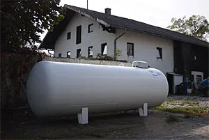 Oberirdischer Flüssiggas-Tank 2,1 t neben einem Wohnhaus
